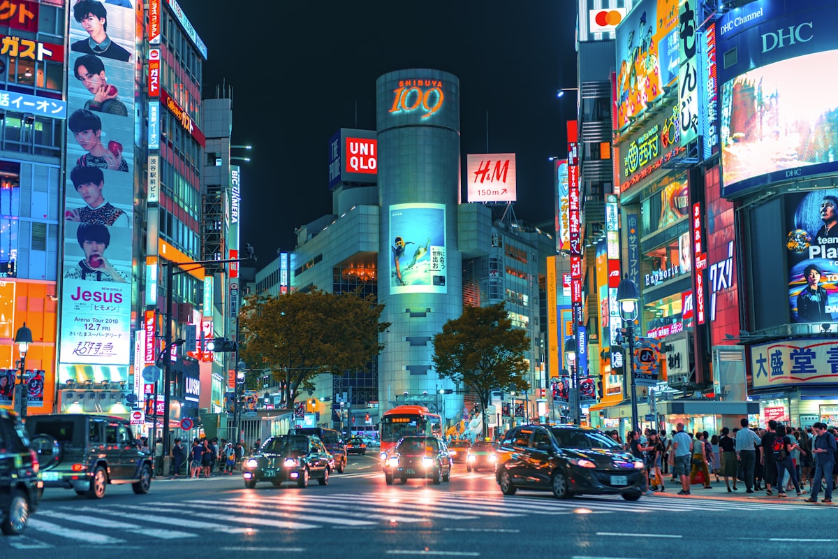 夜の渋谷の街並み